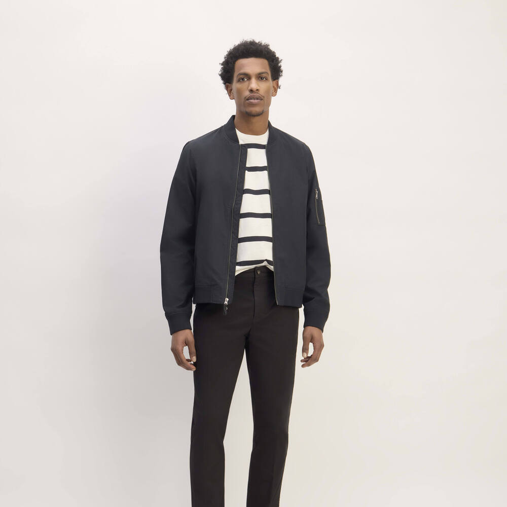 Everlane Men's Relaxed Taper Air Chino in Black, Size 32x32